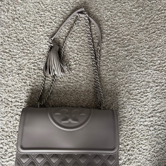 Tory Burch Fleming convertible in matte Grey Heron Quilted leather. Shoulder Bag - Picture 13 of 16